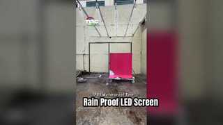 LED-scherm met IP65-classificatie dat regensimulatie ondergaat